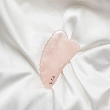 BLOOR Скребок гуаша для массажа лица из натурального розового кварца, зубчатое сердце