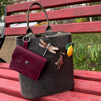 IWOU PROFESSIONAL Брошь-магнит Девочка с сумкой, фото 3