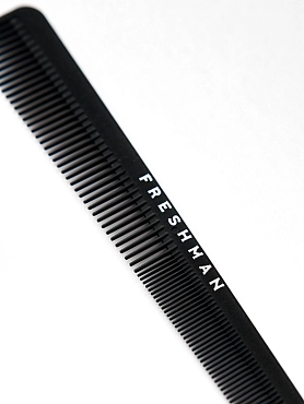 FRESHMAN Расческа-гребень комбинированная зауженная с одной стороны для моделирования и стрижки волос / Collection Carbon